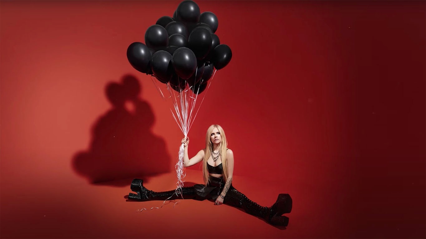 Avril Lavigne - Love It When You Hate Me (Feat. blackbear)...